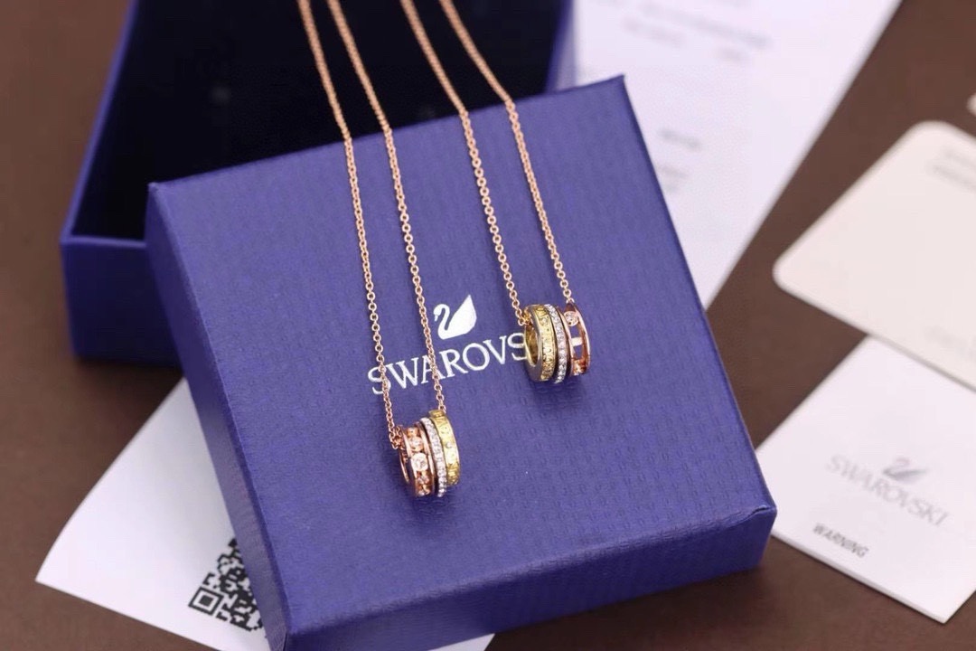 Swarovski 三色挚爱流转锁骨项链这款可移动的仿水晶元素、镀白金色金属搭配透明密镶仿水晶，刻以Lo