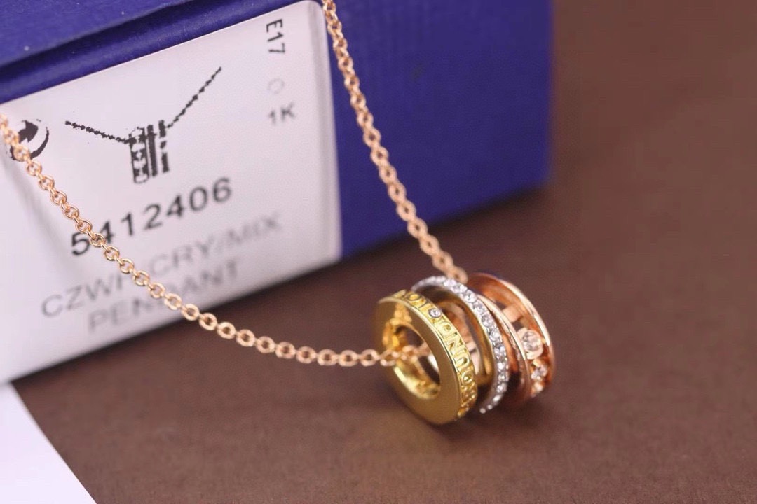 Swarovski 三色挚爱流转锁骨项链这款可移动的仿水晶元素、镀白金色金属搭配透明密镶仿水晶，刻以Lo