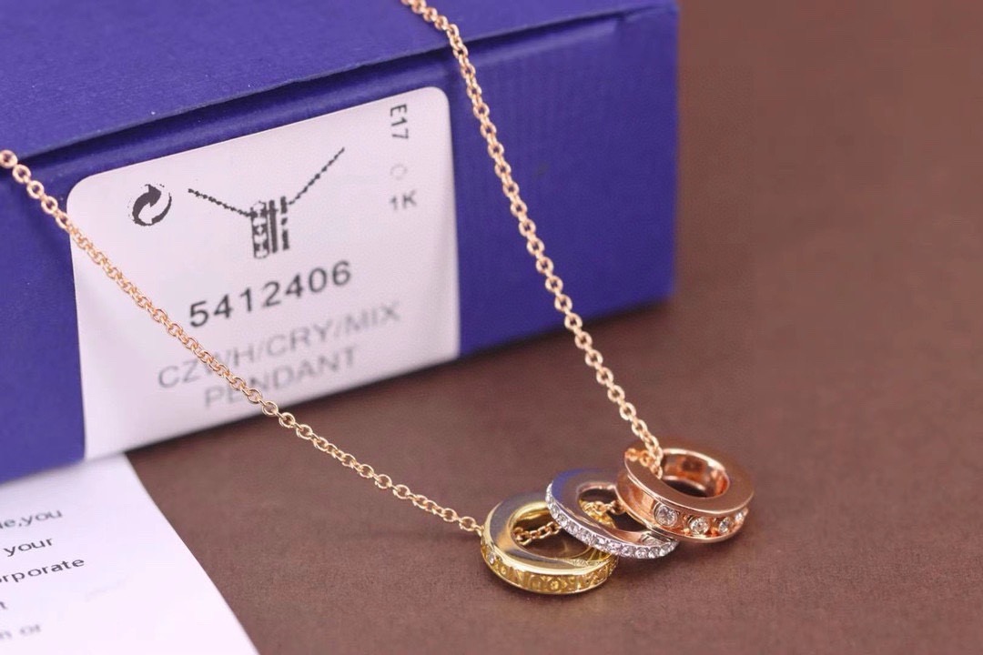 Swarovski 三色挚爱流转锁骨项链这款可移动的仿水晶元素、镀白金色金属搭配透明密镶仿水晶，刻以Lo