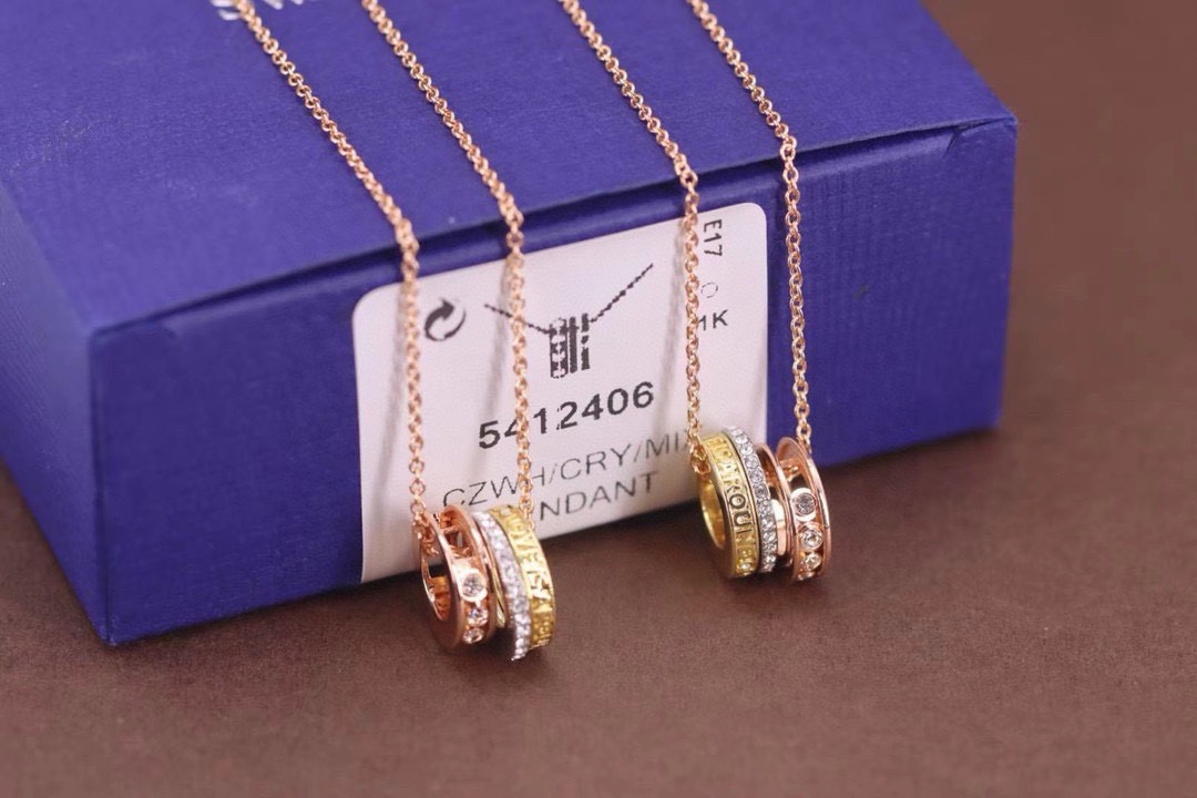 Swarovski 三色挚爱流转锁骨项链这款可移动的仿水晶元素、镀白金色金属搭配透明密镶仿水晶，刻以Lo