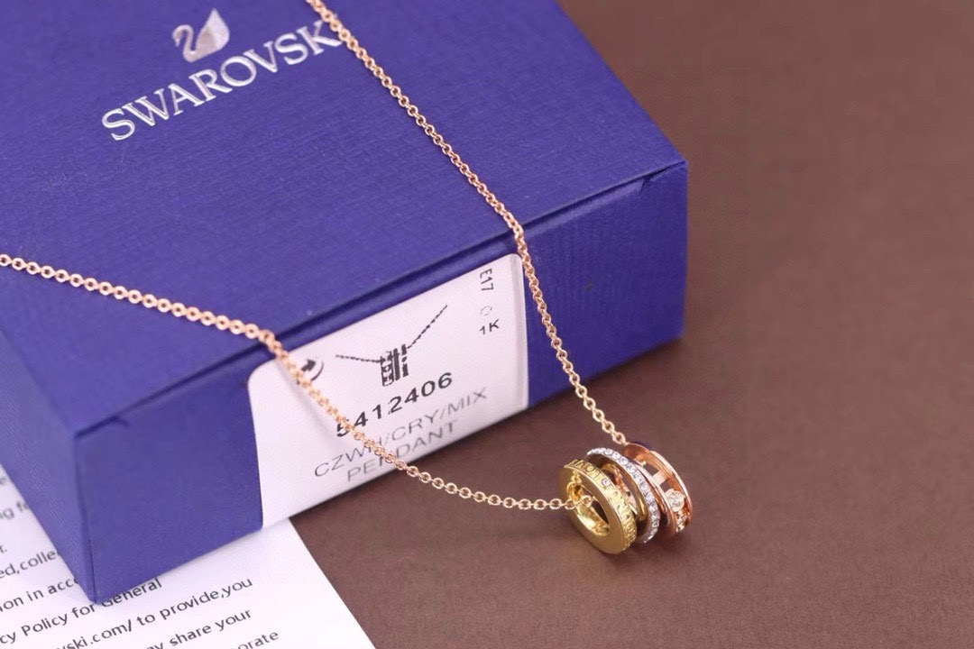 Swarovski 三色挚爱流转锁骨项链这款可移动的仿水晶元素、镀白金色金属搭配透明密镶仿水晶，刻以Lo