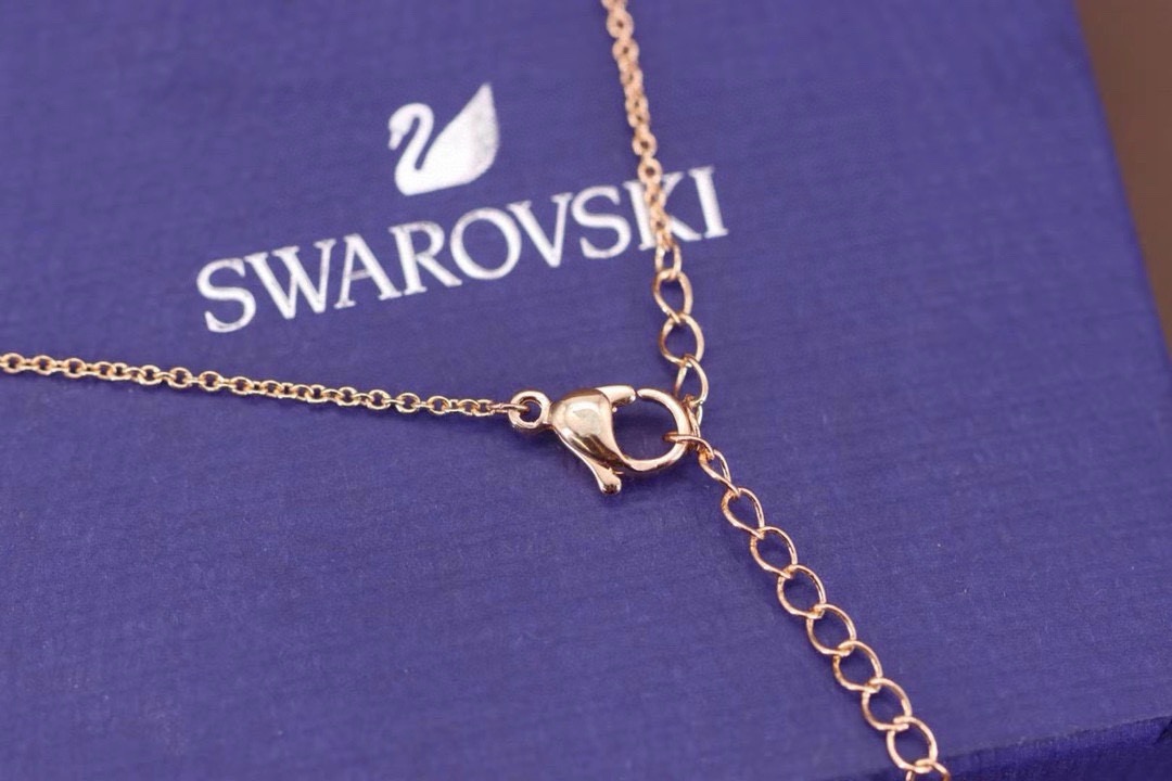 Swarovski 三色挚爱流转锁骨项链这款可移动的仿水晶元素、镀白金色金属搭配透明密镶仿水晶，刻以Lo