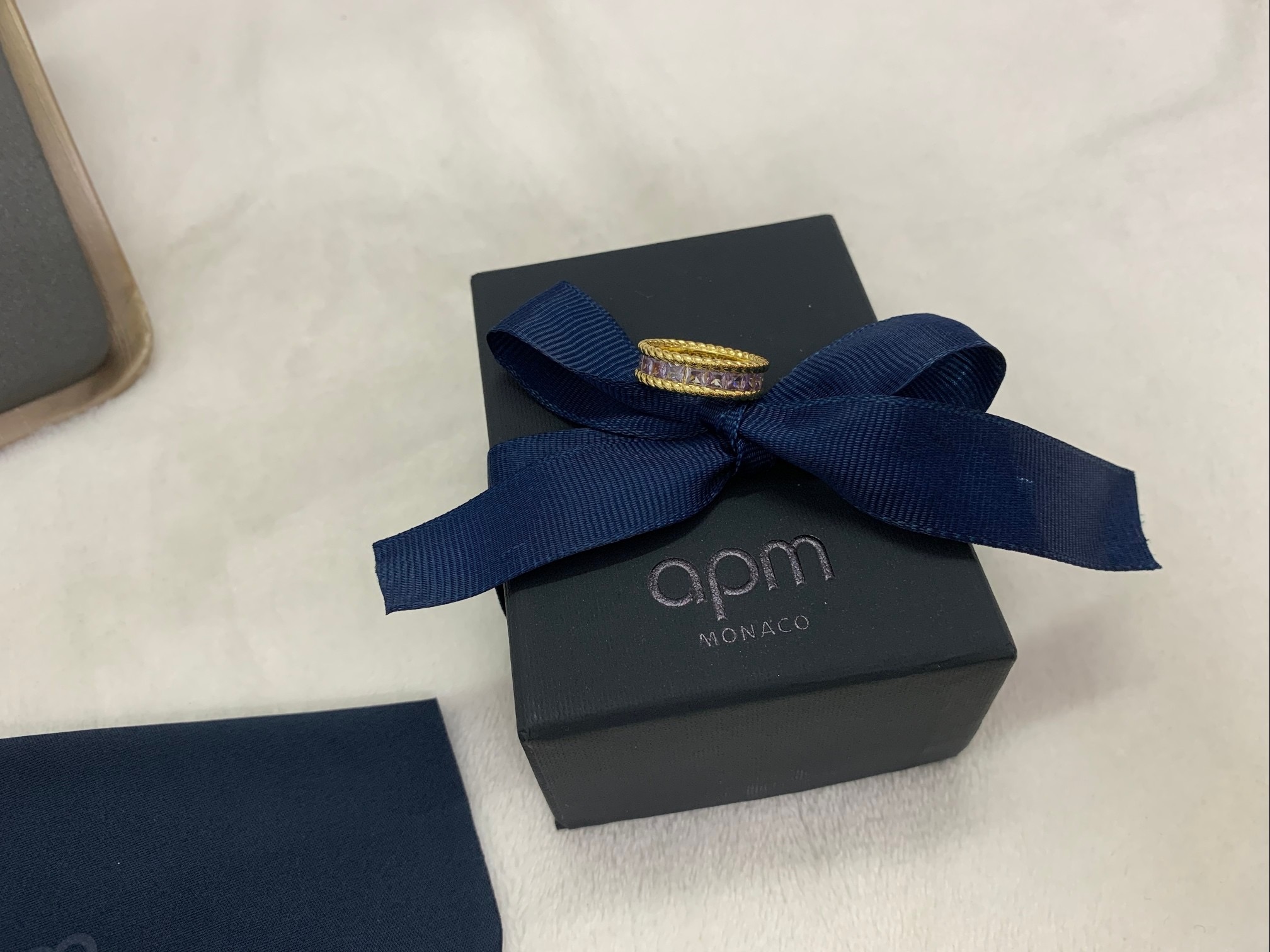 APm Monaco金黄色Lavande Torsade密镶戒指淡紫色简约。