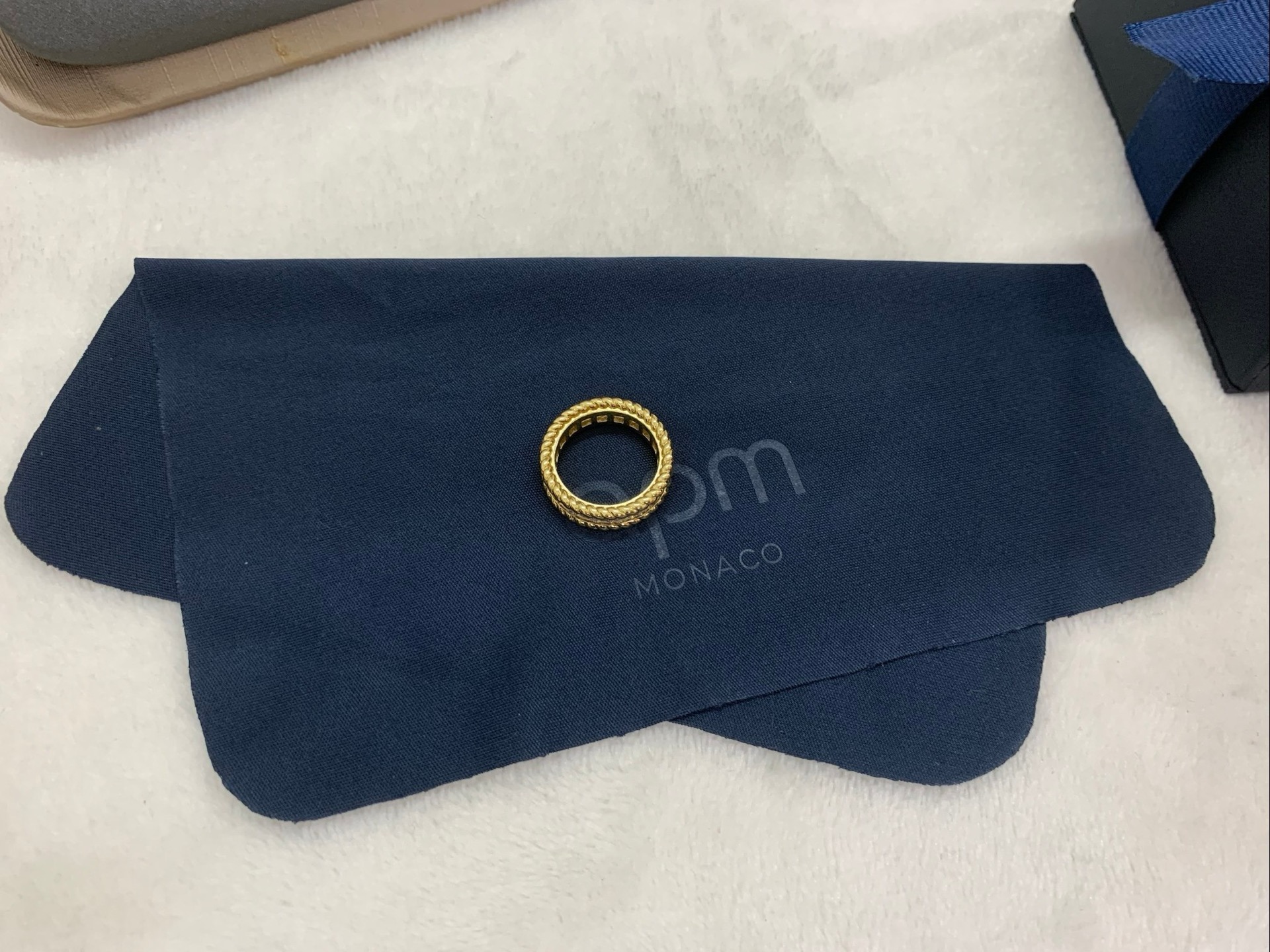 APm Monaco金黄色Lavande Torsade密镶戒指淡紫色简约。