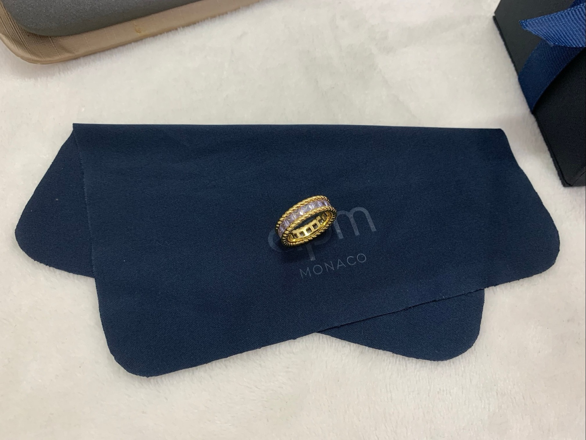 APm Monaco金黄色Lavande Torsade密镶戒指淡紫色简约。