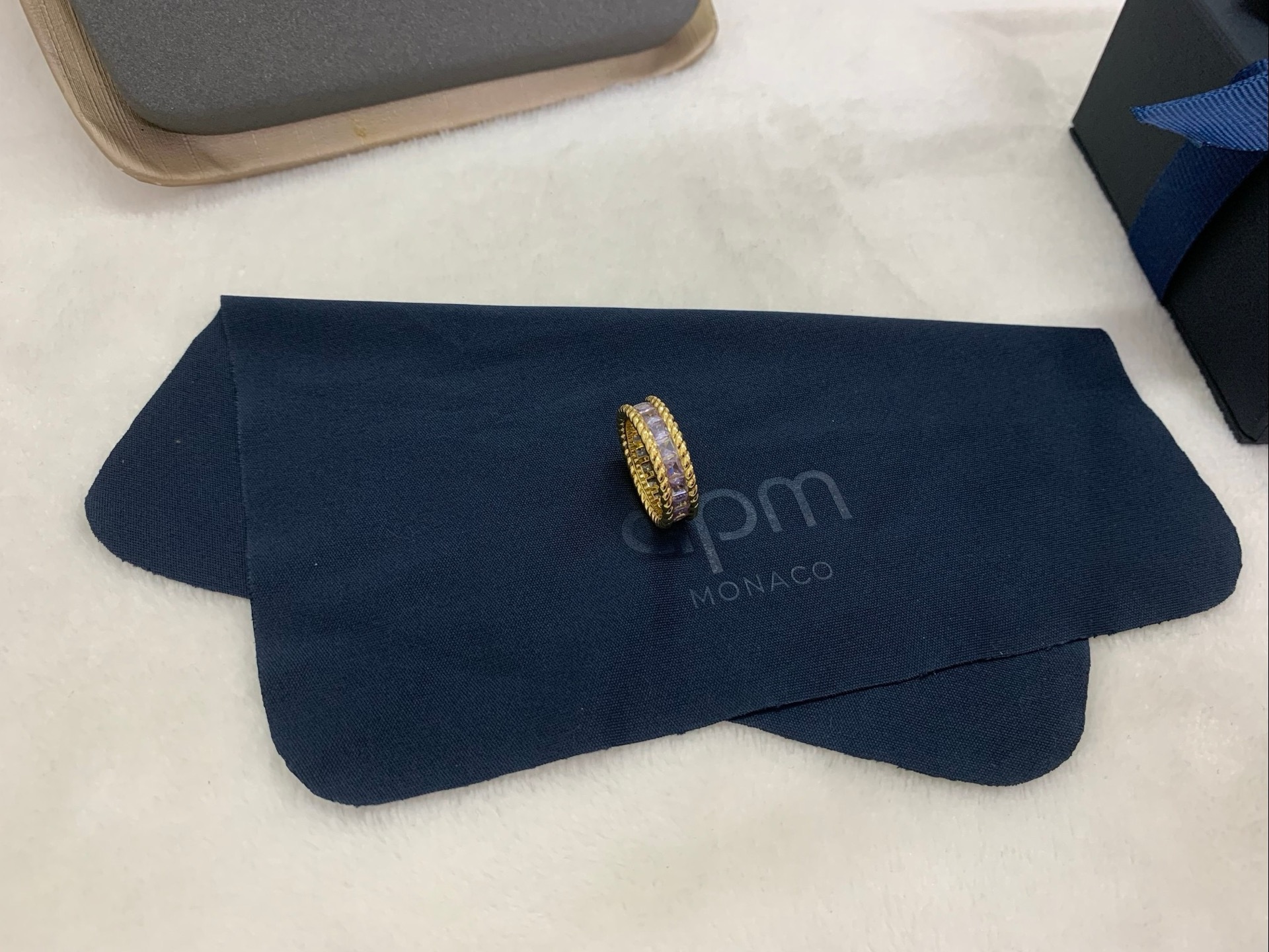 APm Monaco金黄色Lavande Torsade密镶戒指淡紫色简约。