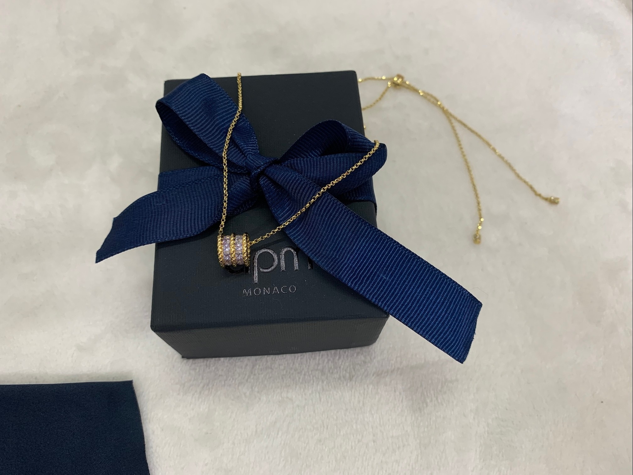 APm Monaco金黄色Torsade可调节项链扭纹淡紫色不规则。