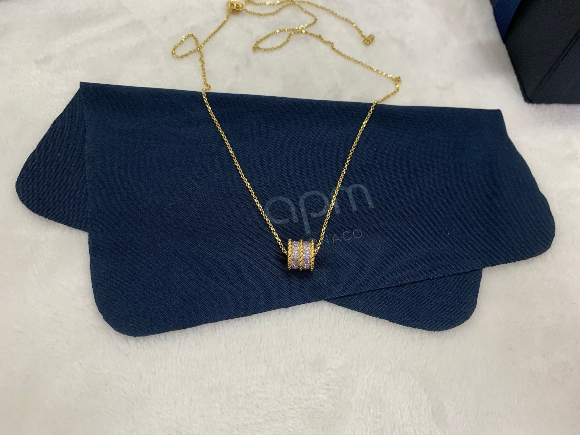 APm Monaco金黄色Torsade可调节项链扭纹淡紫色不规则。