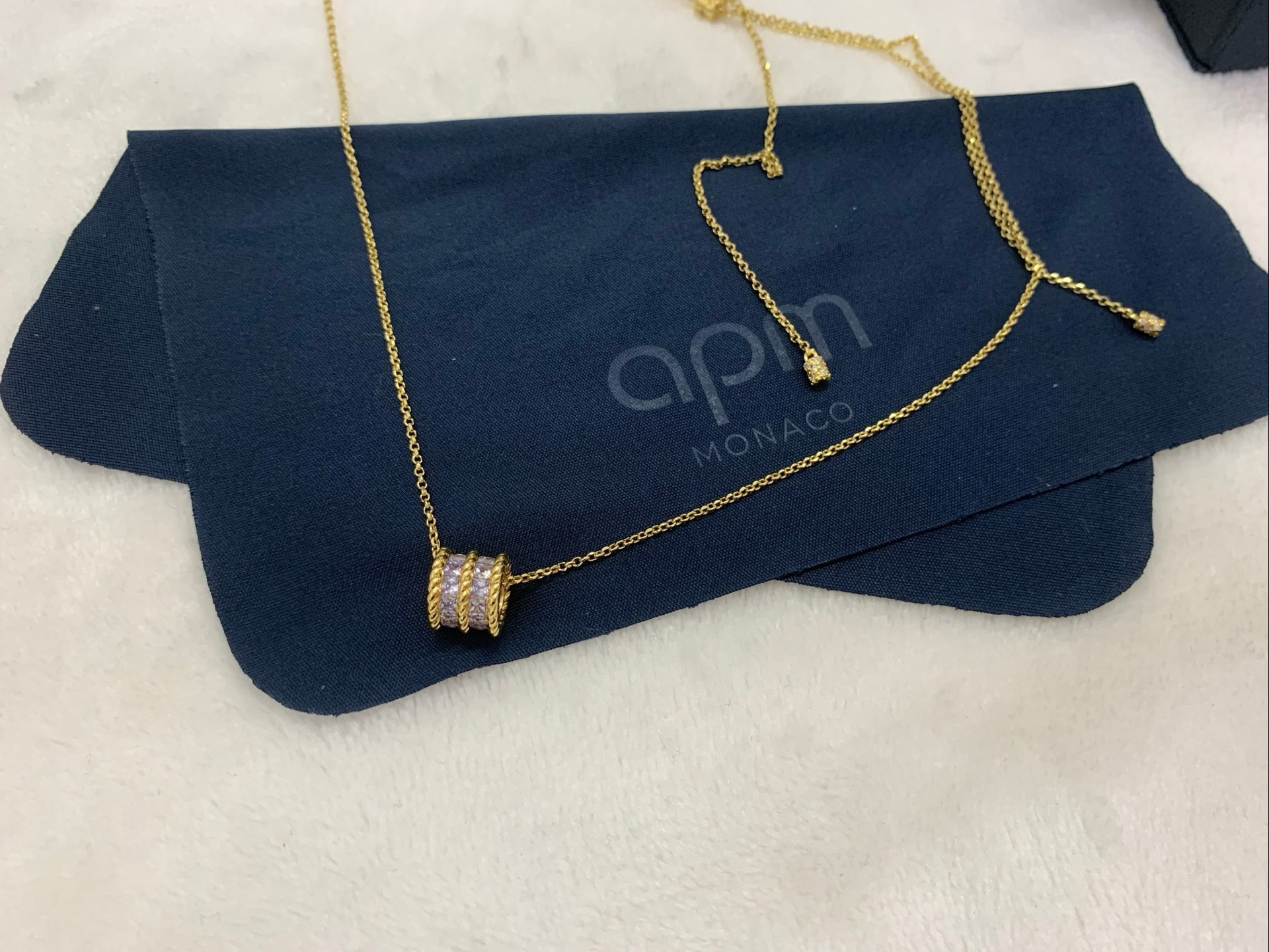 APm Monaco金黄色Torsade可调节项链扭纹淡紫色不规则。