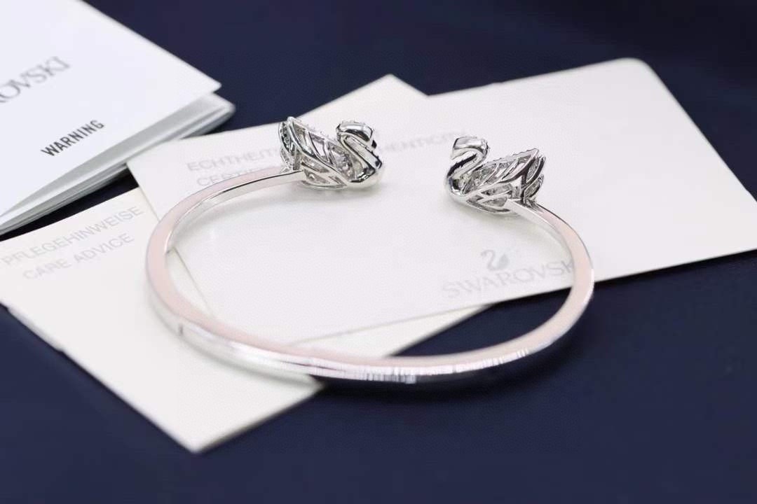 swarovski 白金色 镂空跳动双天鹅手镯这款精致考究的两枚天鹅装饰上缀有闪亮迷人的swarovsk