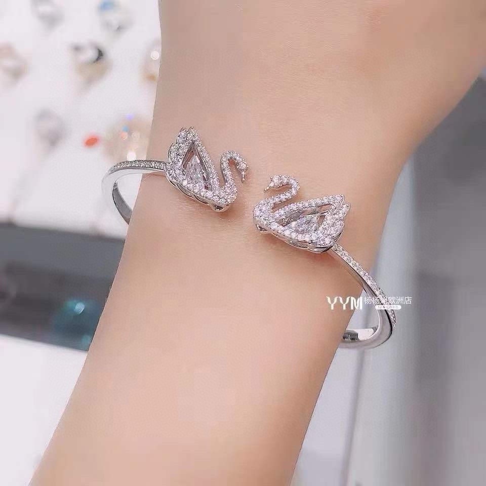 swarovski 白金色 镂空跳动双天鹅手镯这款精致考究的两枚天鹅装饰上缀有闪亮迷人的swarovsk