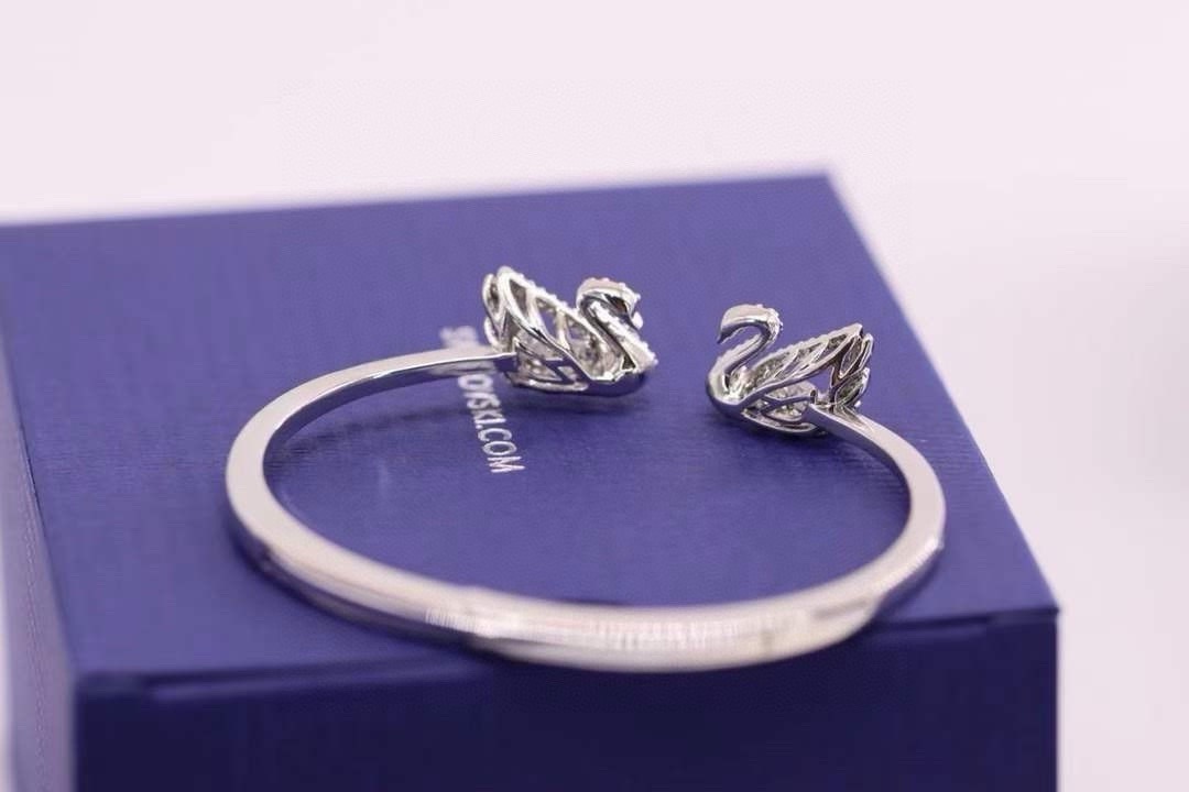 swarovski 白金色 镂空跳动双天鹅手镯这款精致考究的两枚天鹅装饰上缀有闪亮迷人的swarovsk