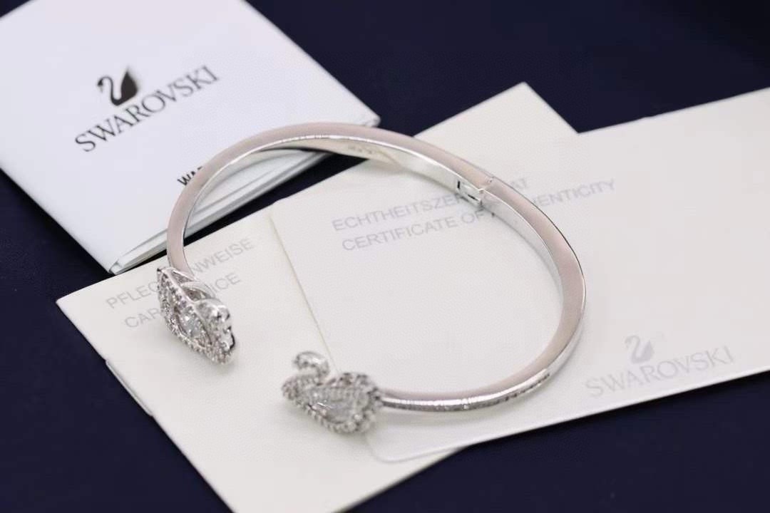 swarovski 白金色 镂空跳动双天鹅手镯这款精致考究的两枚天鹅装饰上缀有闪亮迷人的swarovsk