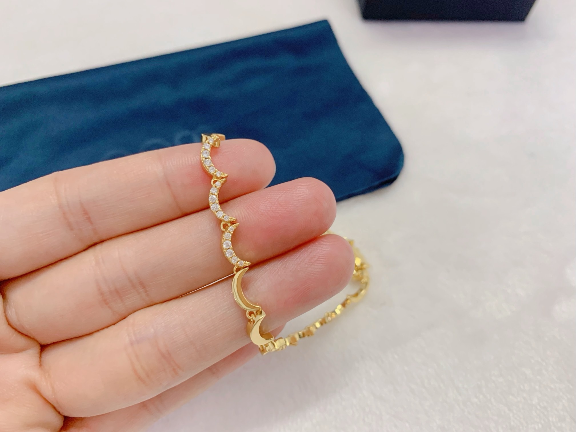 APM 波浪形金色手链女生时尚高级感饰品手链。