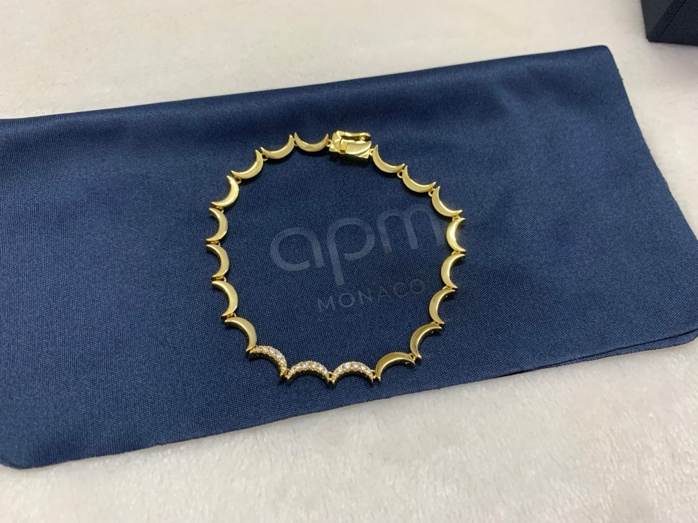 APM 波浪形金色手链女生时尚高级感饰品手链。