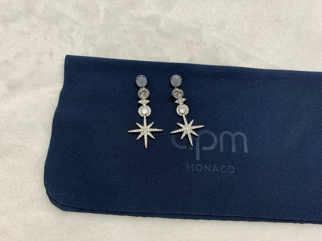APm Monaco密镶流星与圆形垂坠耳环经典简约。