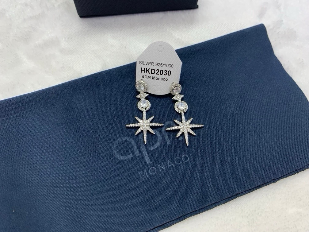 APm Monaco密镶流星与圆形垂坠耳环经典简约。