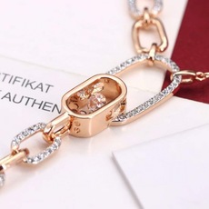 Swarovski 耀动的心 环环相扣 Y字项链这款揉合了现代魅力和精致做工,其Y形设计以一排细长的椭圆 Swarovski 耀动的心 环环相扣 Y字项链这款揉合了现代魅力和精致做工,其Y形设计以一排细长的椭圆