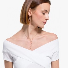 Swarovski 耀动的心 环环相扣 Y字项链这款揉合了现代魅力和精致做工,其Y形设计以一排细长的椭圆 Swarovski 耀动的心 环环相扣 Y字项链这款揉合了现代魅力和精致做工,其Y形设计以一排细长的椭圆