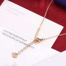 Swarovski 耀动的心 环环相扣 Y字项链这款揉合了现代魅力和精致做工,其Y形设计以一排细长的椭圆 Swarovski 耀动的心 环环相扣 Y字项链这款揉合了现代魅力和精致做工,其Y形设计以一排细长的椭圆