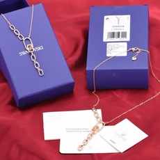 Swarovski 耀动的心 环环相扣 Y字项链这款揉合了现代魅力和精致做工,其Y形设计以一排细长的椭圆 Swarovski 耀动的心 环环相扣 Y字项链这款揉合了现代魅力和精致做工,其Y形设计以一排细长的椭圆