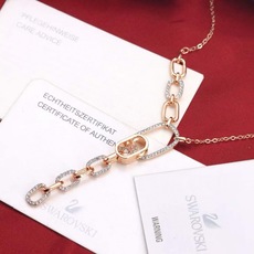 Swarovski 耀动的心 环环相扣 Y字项链这款揉合了现代魅力和精致做工,其Y形设计以一排细长的椭圆 Swarovski 耀动的心 环环相扣 Y字项链这款揉合了现代魅力和精致做工,其Y形设计以一排细长的椭圆