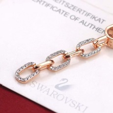 Swarovski 耀动的心 环环相扣 Y字项链这款揉合了现代魅力和精致做工,其Y形设计以一排细长的椭圆 Swarovski 耀动的心 环环相扣 Y字项链这款揉合了现代魅力和精致做工,其Y形设计以一排细长的椭圆
