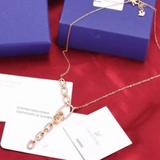 Swarovski 耀动的心 环环相扣 Y字项链这款揉合了现代魅力和精致做工,其Y形设计以一排细长的椭圆 Swarovski 耀动的心 环环相扣 Y字项链这款揉合了现代魅力和精致做工,其Y形设计以一排细长的椭圆
