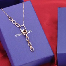Swarovski 耀动的心 环环相扣 Y字项链这款揉合了现代魅力和精致做工,其Y形设计以一排细长的椭圆 Swarovski 耀动的心 环环相扣 Y字项链这款揉合了现代魅力和精致做工,其Y形设计以一排细长的椭圆