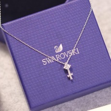 Swarovski 射手座守护神锁骨项链这款施华洛世奇链坠是以星座的符号为灵感。其时尚十足的星座符号装 Swarovski 射手座守护神锁骨项链这款施华洛世奇链坠是以星座的符号为灵感。其时尚十足的星座符号装