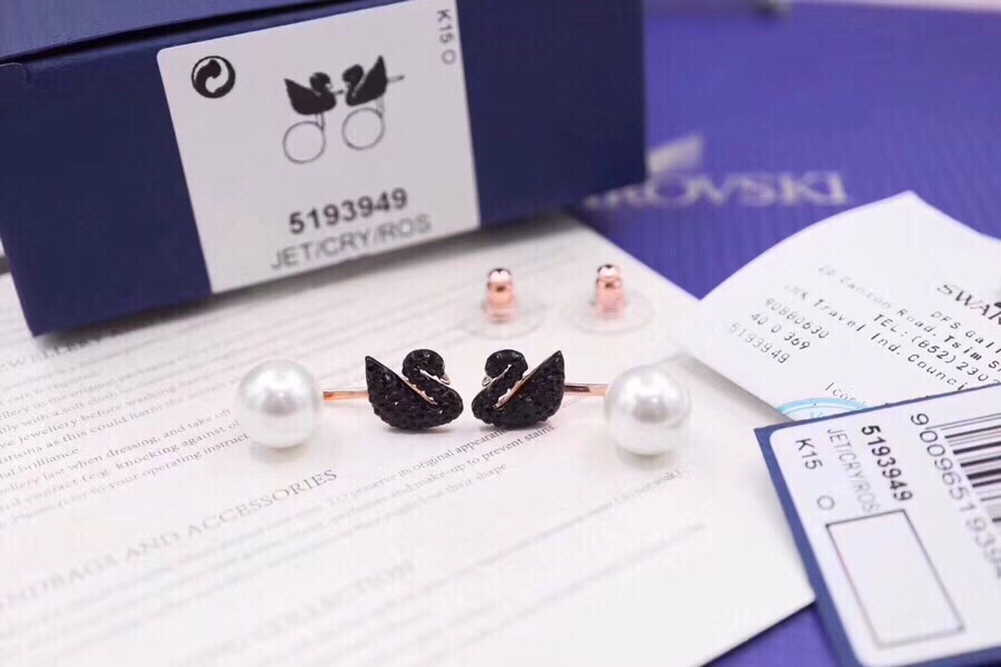 施华洛黑天鹅耳钉 实图拍摄，融入施华洛世奇的标志——天鹅，更精心镶有瞩目耀眼的黑色密镶仿水晶，尽显闪亮迷