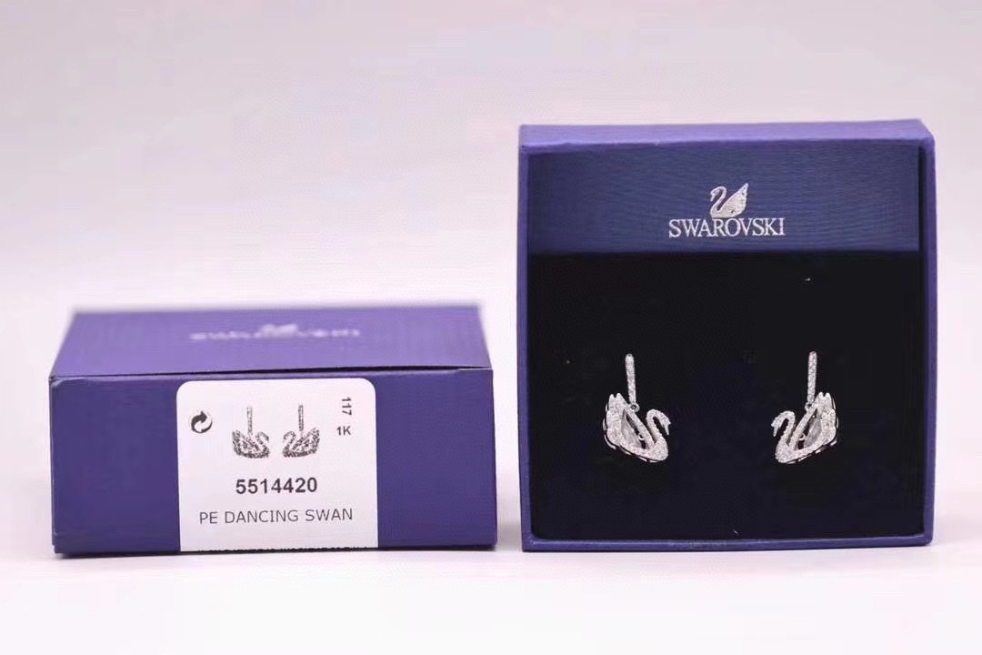 施华洛世奇Swaro*ski 白天鹅 跳动的心 耳环这款采用「跃动水晶」概念，一颗大尺寸的白色仿水晶周边