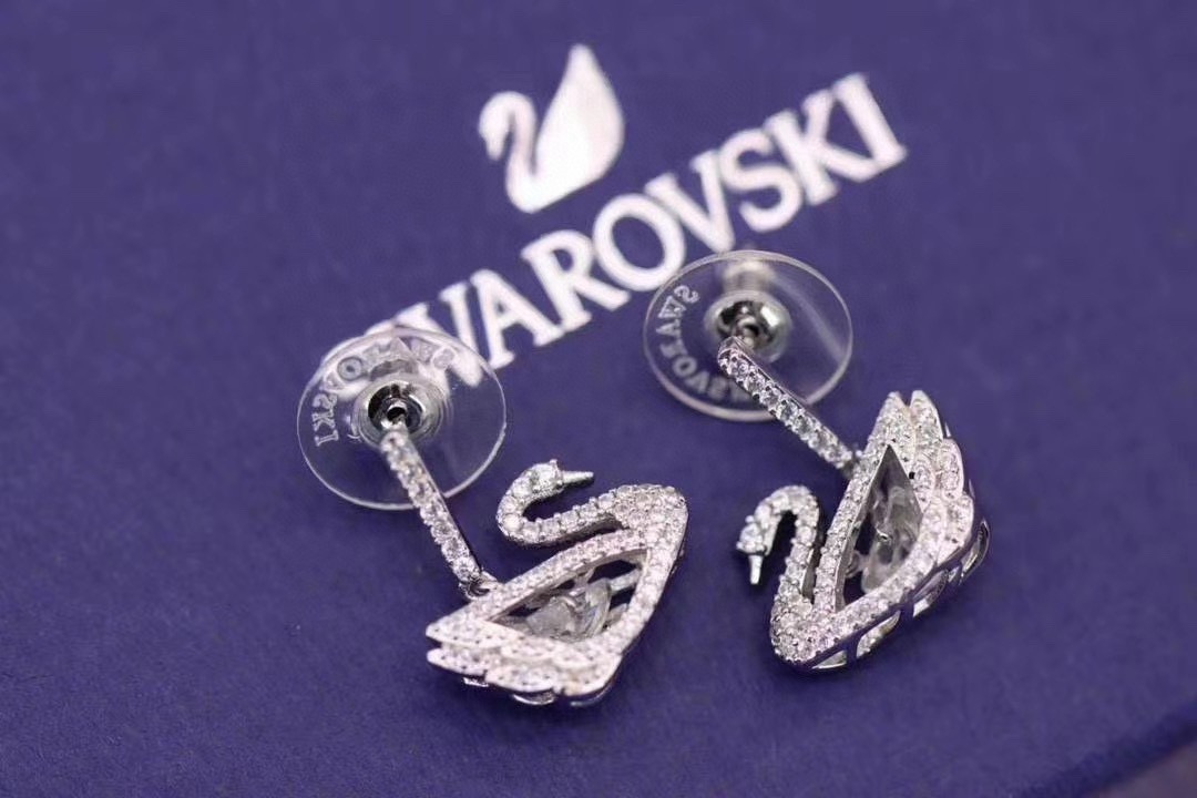 施华洛世奇Swaro*ski 白天鹅 跳动的心 耳环这款采用「跃动水晶」概念，一颗大尺寸的白色仿水晶周边