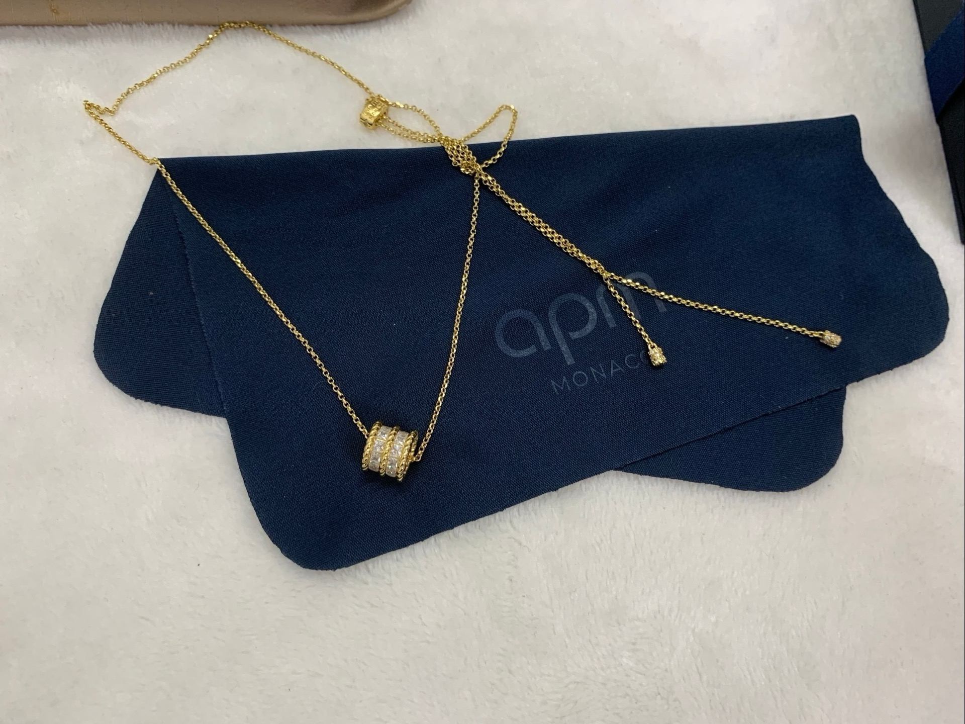 APm Monaco金黄色Torsade可调节项链扭纹吊坠设计优雅。