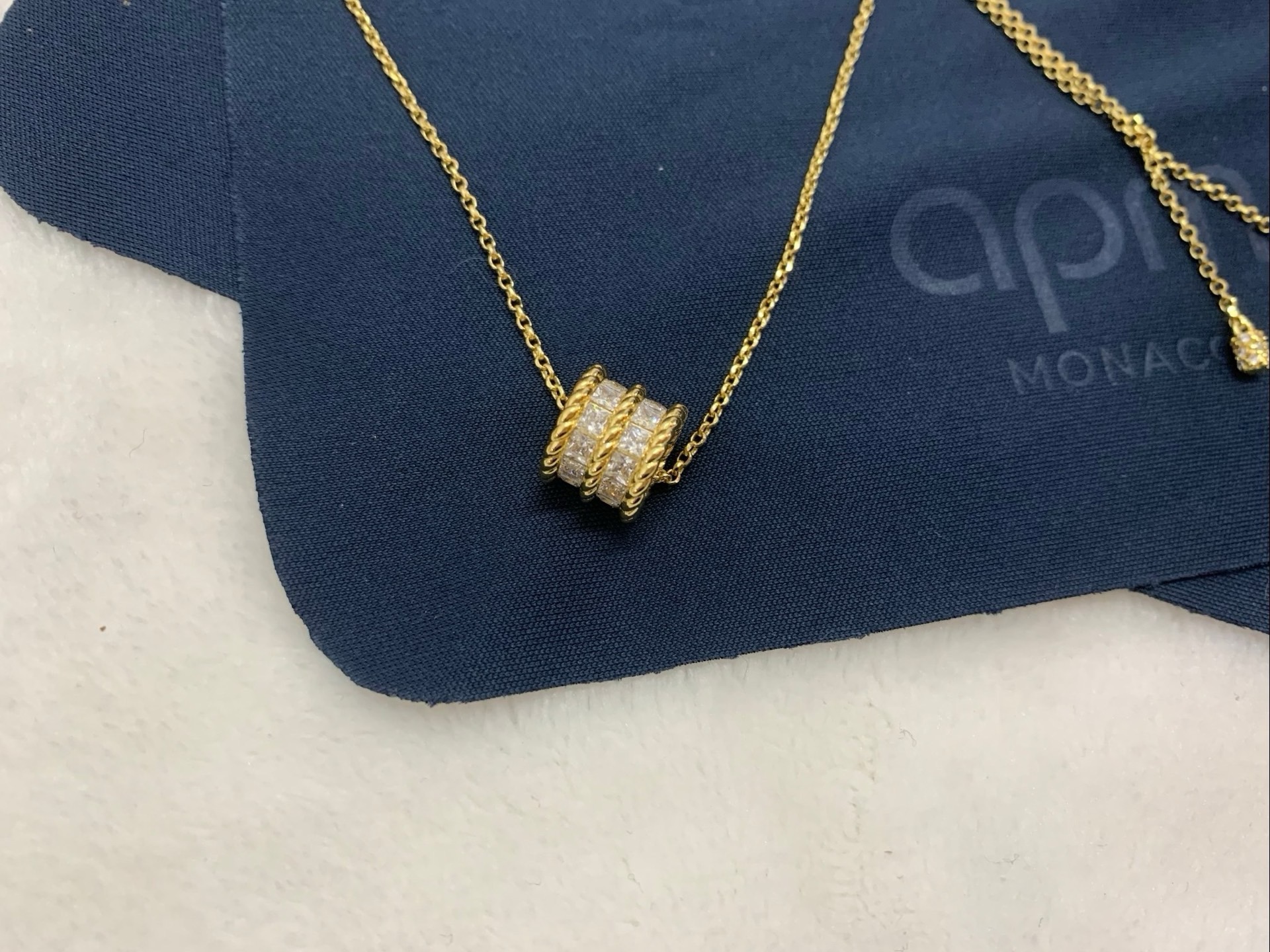 APm Monaco金黄色Torsade可调节项链扭纹吊坠设计优雅。
