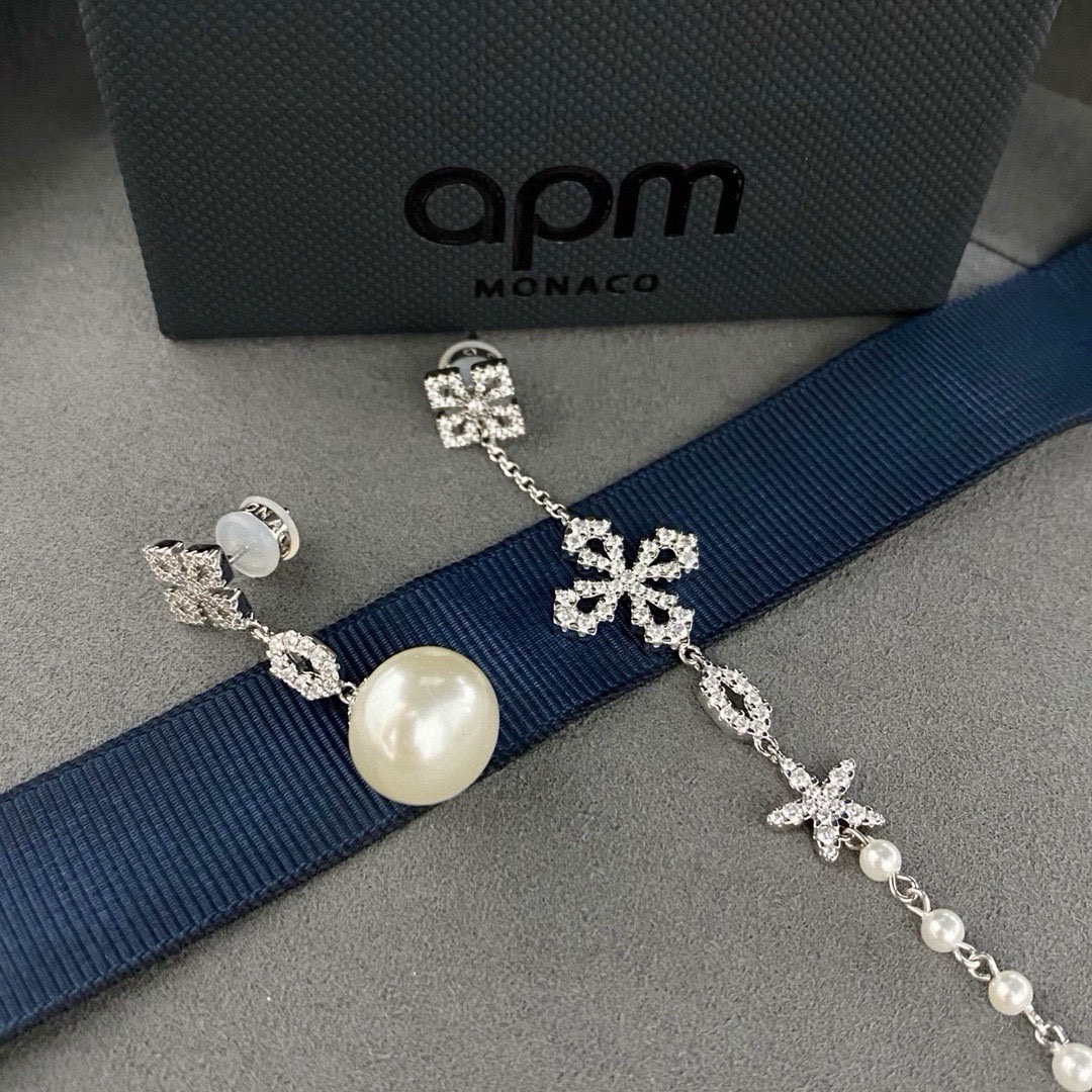 APM 不对称十字型珍珠耳环，手工微镶白色氧化锆石和淡水珍珠，以这款镶饰了珍珠和白色的十字型耳环打造迷人