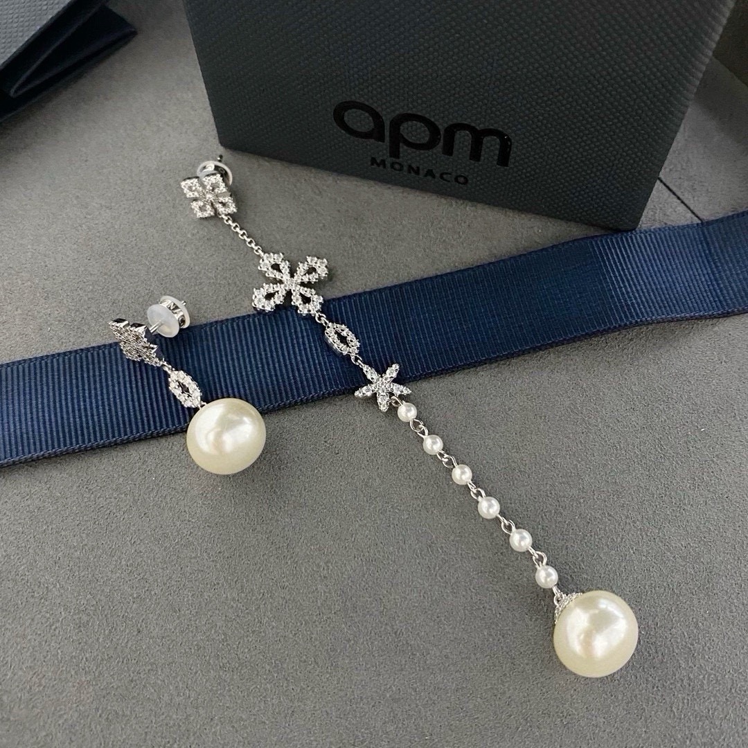 APM 不对称十字型珍珠耳环，手工微镶白色氧化锆石和淡水珍珠，以这款镶饰了珍珠和白色的十字型耳环打造迷人