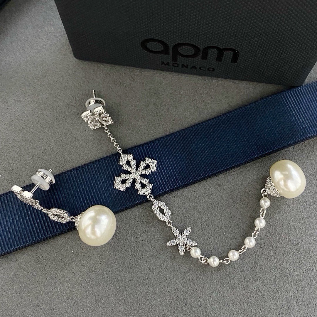 APM 不对称十字型珍珠耳环，手工微镶白色氧化锆石和淡水珍珠，以这款镶饰了珍珠和白色的十字型耳环打造迷人