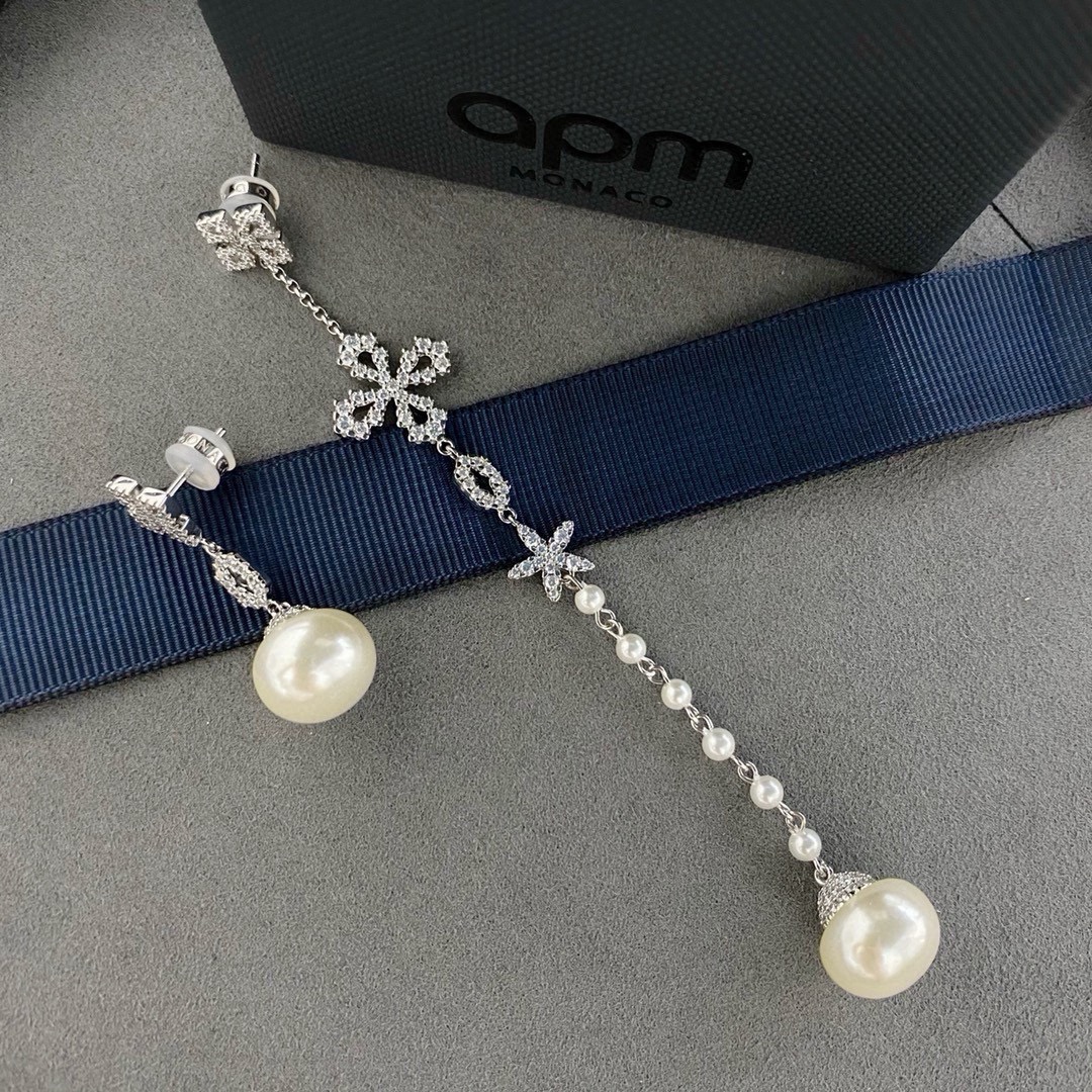 APM 不对称十字型珍珠耳环，手工微镶白色氧化锆石和淡水珍珠，以这款镶饰了珍珠和白色的十字型耳环打造迷人