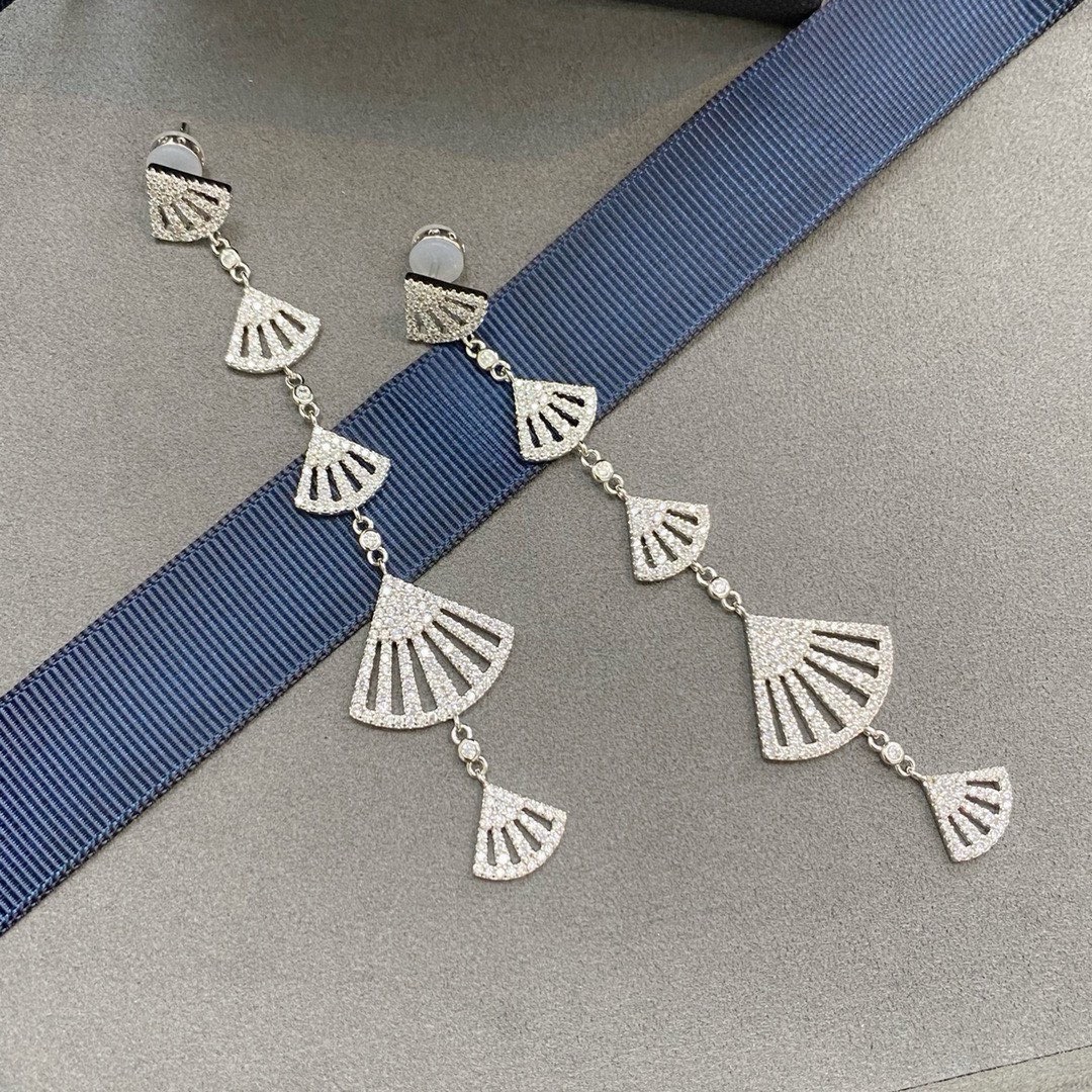 长款扇形垂坠耳环纯手工微镶白色氧化锆石。产品亮点垂坠出律动 层层相连耀出优雅，三扇形垂坠 紧随步伐摇拽律