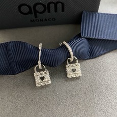 aPm monaco 爱心锁吊坠耳环此款aPm爱心锁头吊坠耳环,小小的锁头🔒双面的,中间还有镂空的爱心图 aPm monaco 爱心锁吊坠耳环此款aPm爱心锁头吊坠耳环,小小的锁头🔒双面的,中间还有镂空的爱心图