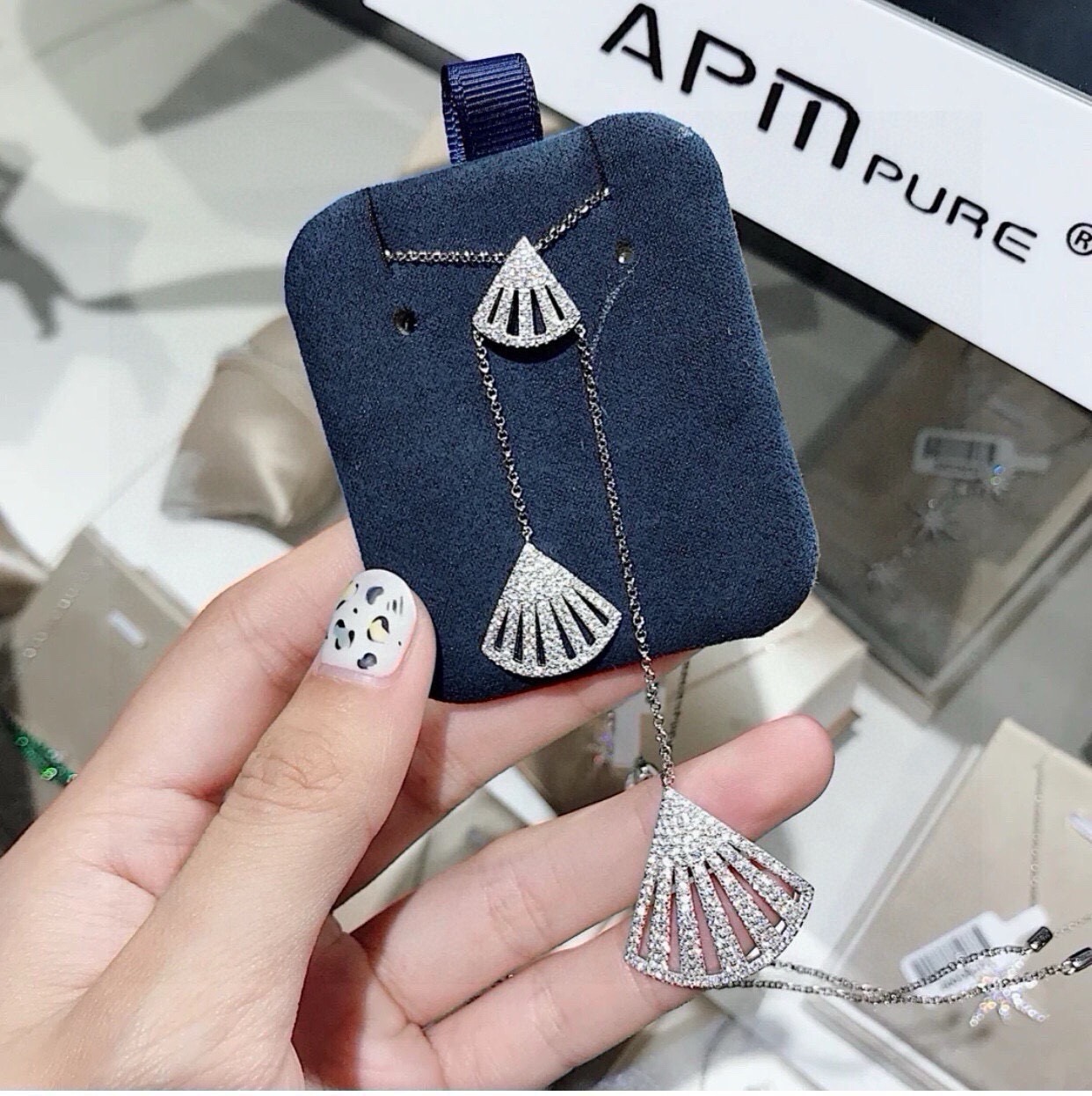 aPm monaco valentine 纯银镶晶钻扇形项链，925微手工纯银镶嵌钻，垂坠出律动，大小扇