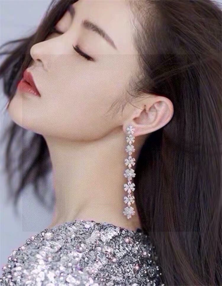aPm不对称银白色花朵耳钉，925银石粒 手工微镶白色氧化锆石。