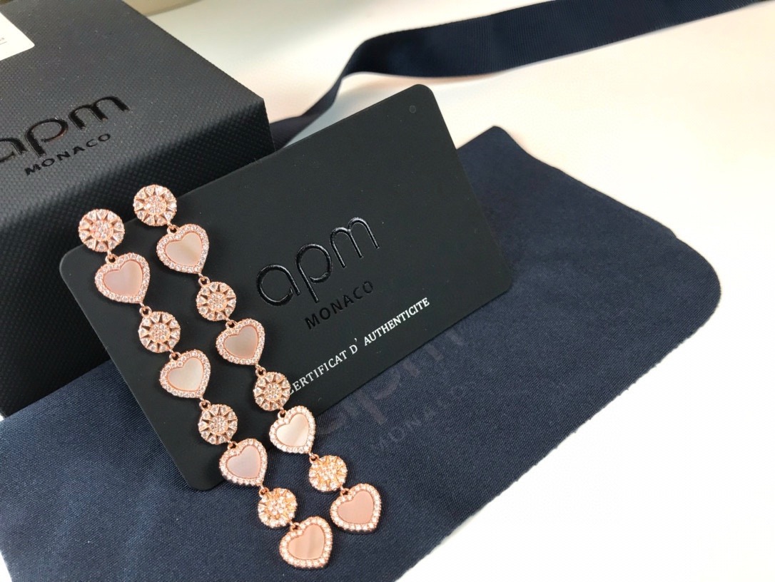 APm monaco 新品粉贝母多爱心长款流苏耳钉！个性爱心设计，将爱意萦绕耳间，以温润粉贝母搭配玫瑰金色诠释女性优雅格