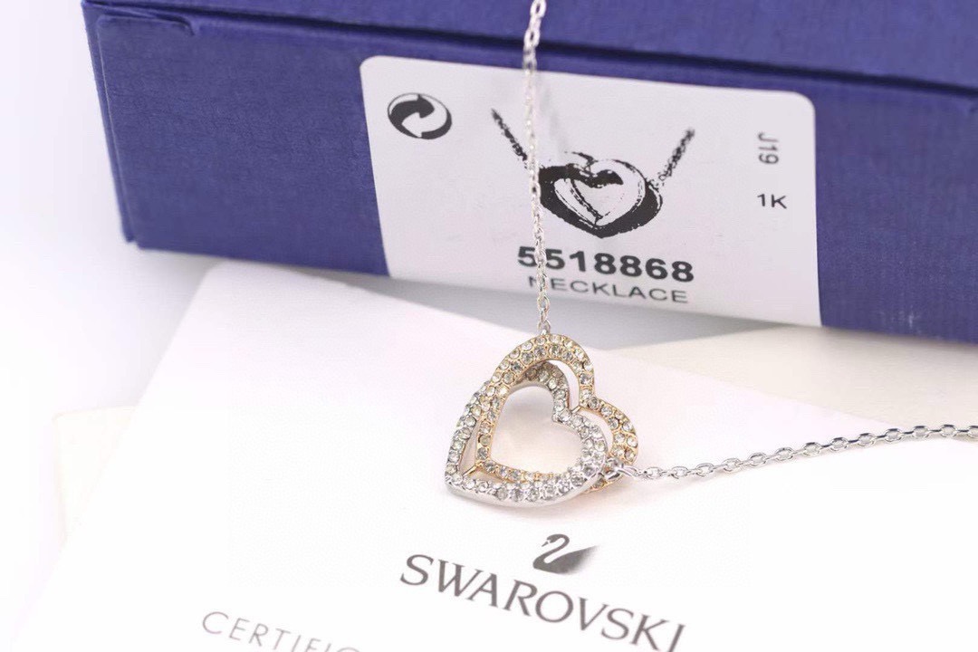 swarovski 金银双心 心心相印 锁骨项链 心心相印的优美设计，象征着永恒不变的爱。为整体造型增添时尚妩媚的气息。