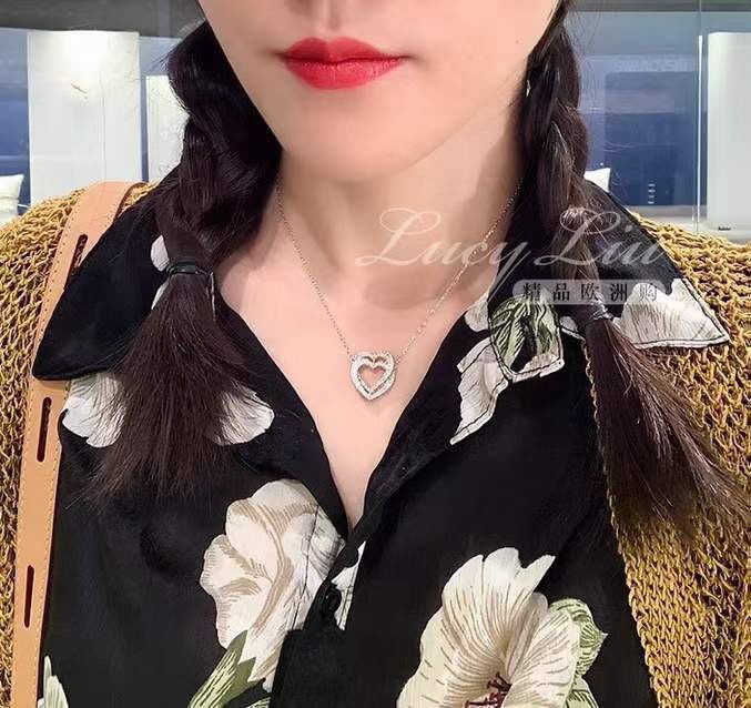 swarovski 金银双心 心心相印 锁骨项链 心心相印的优美设计，象征着永恒不变的爱。为整体造型增添时尚妩媚的气息。