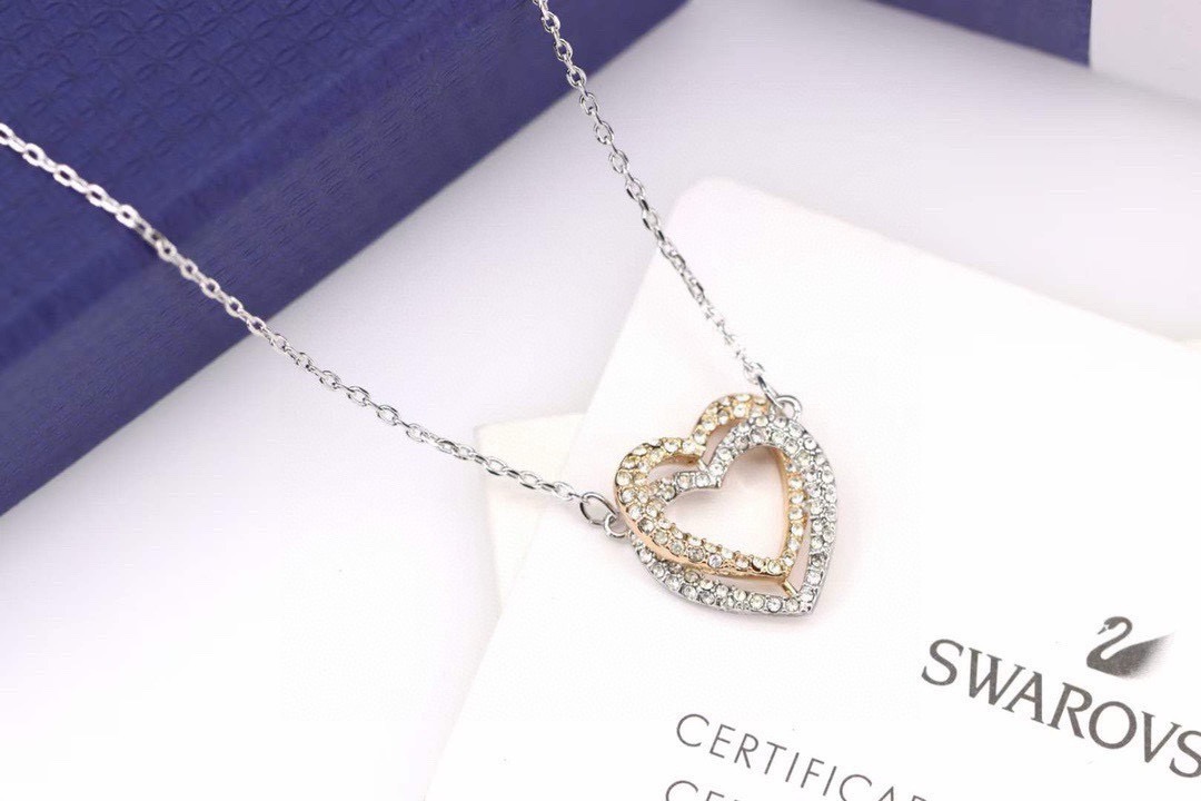 swarovski 金银双心 心心相印 锁骨项链 心心相印的优美设计，象征着永恒不变的爱。为整体造型增添时尚妩媚的气息。