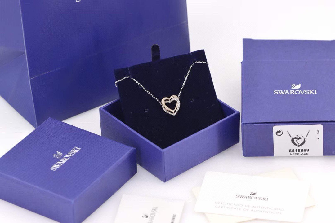 swarovski 金银双心 心心相印 锁骨项链 心心相印的优美设计，象征着永恒不变的爱。为整体造型增添时尚妩媚的气息。
