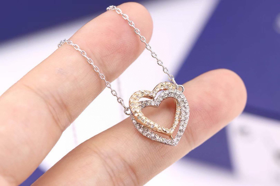 swarovski 金银双心 心心相印 锁骨项链 心心相印的优美设计，象征着永恒不变的爱。为整体造型增添时尚妩媚的气息。