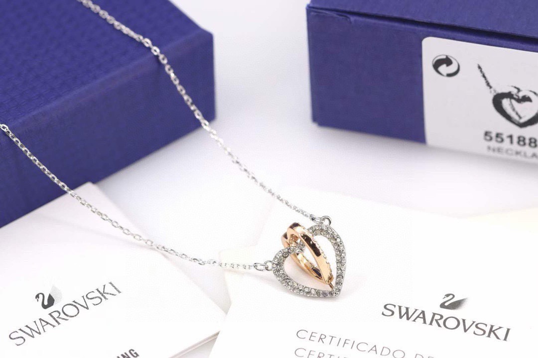 swarovski 金银双心 心心相印 锁骨项链 心心相印的优美设计，象征着永恒不变的爱。为整体造型增添时尚妩媚的气息。